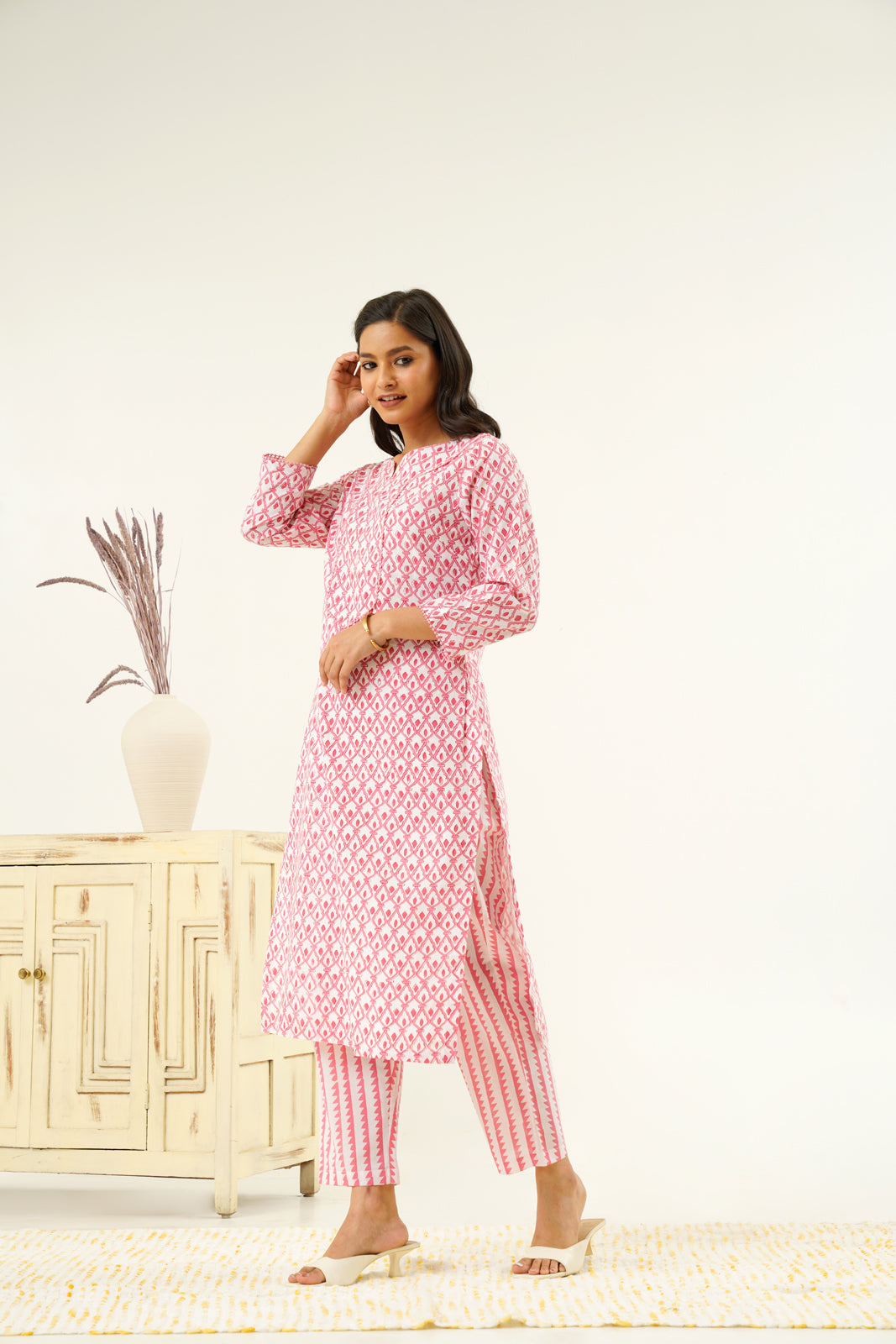 Anagha Round Neck Hand Print Kurta Set